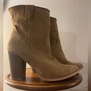 Women’s size 8 Very G Rosie western ankle boots